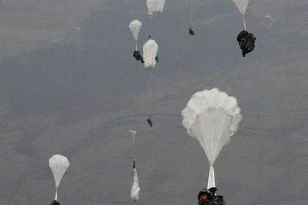伞兵不会成为靶子么_高射机枪在现代防空作战中还有用吗