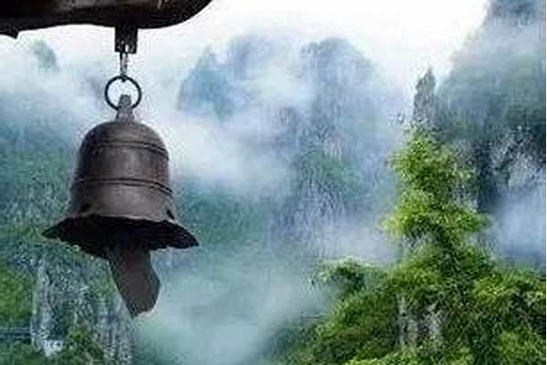 莫道前程多艰险,渡尽劫波又一春的意思